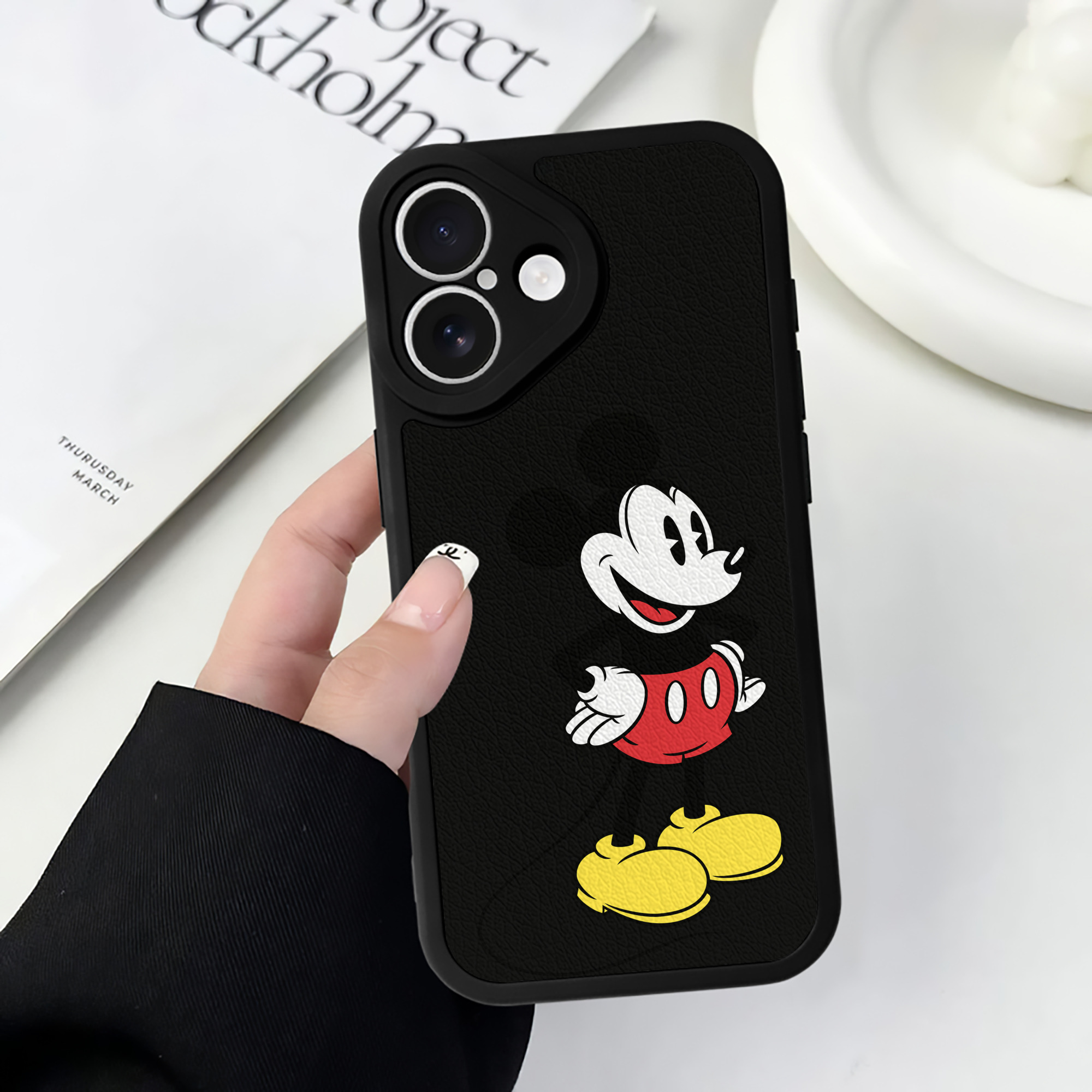 （画像用） ミッキーマウス Mickey Mouse 【iPhone 16シリーズ対応】シリコンスマホケース（レザー調） 材質：シリコン
